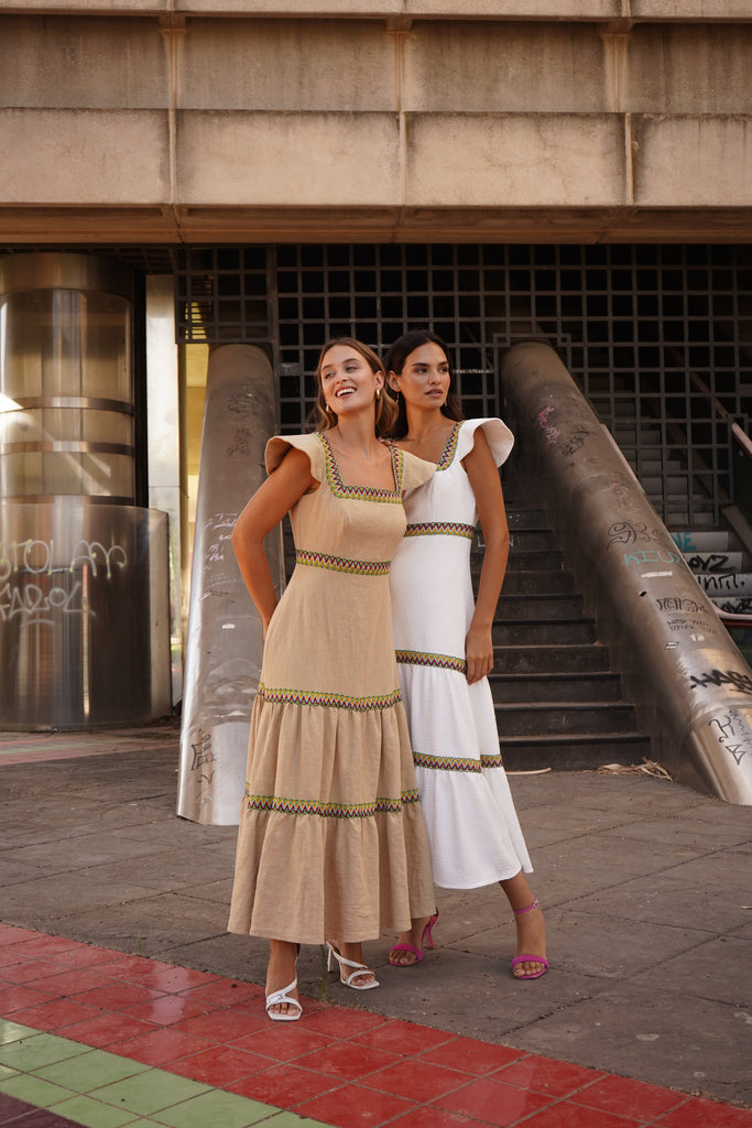 Look ideal de verano para invitada de boda con vestido fresco y elegante