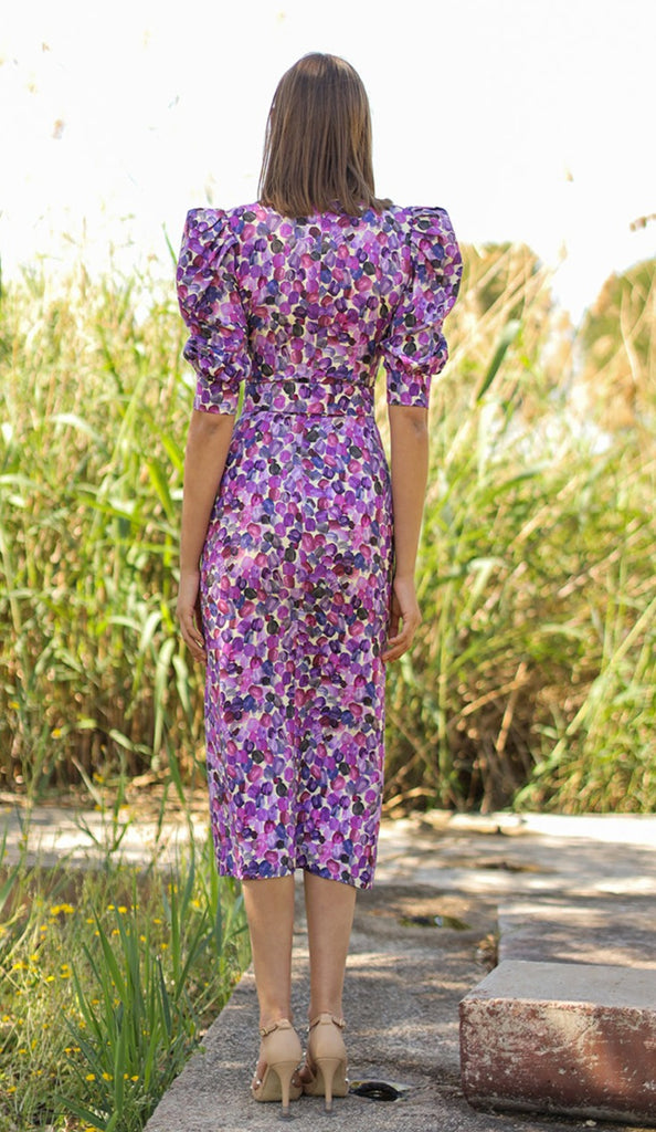 Straight midi dress with round neckline, puffed and elbow-length sleeves, center seam with sewn buttons and belt, and front slit in the skirt. Made with mauve printed jacquard fabric.
