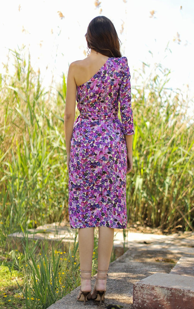Fitted and asymmetrical midi dress, marked shoulder, 3/4 sleeves, small pleats on the side of the body and belt with golden buckle. Made with mauve printed jacquard fabric.